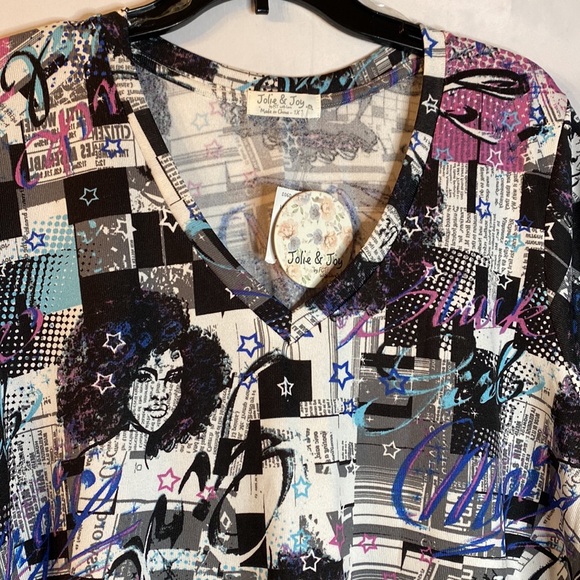 COPY - V Neck Graphic Top by Jolie & Joy Size 1x - Picture 2 of 5